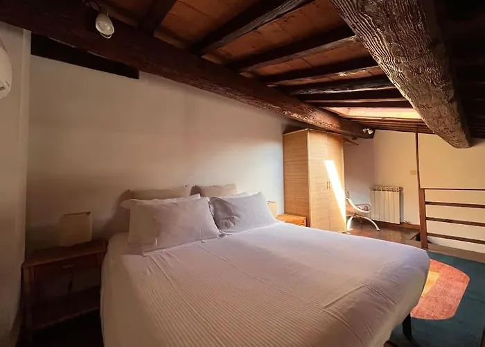 Spacious Apartment Near Arno River